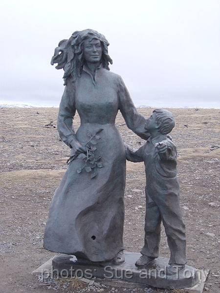 day6 nordkap 0013.jpg - Mother and Child monument